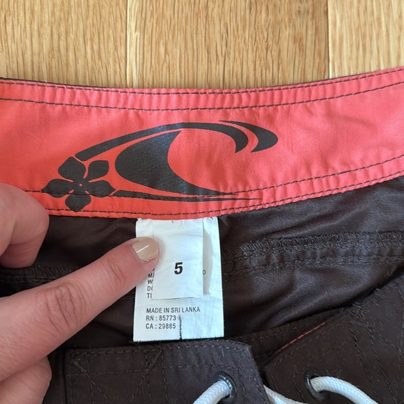 O’Neill woman’s board shorts size 5 brown with white details. Velcro side pocket - Picture 4 of 5